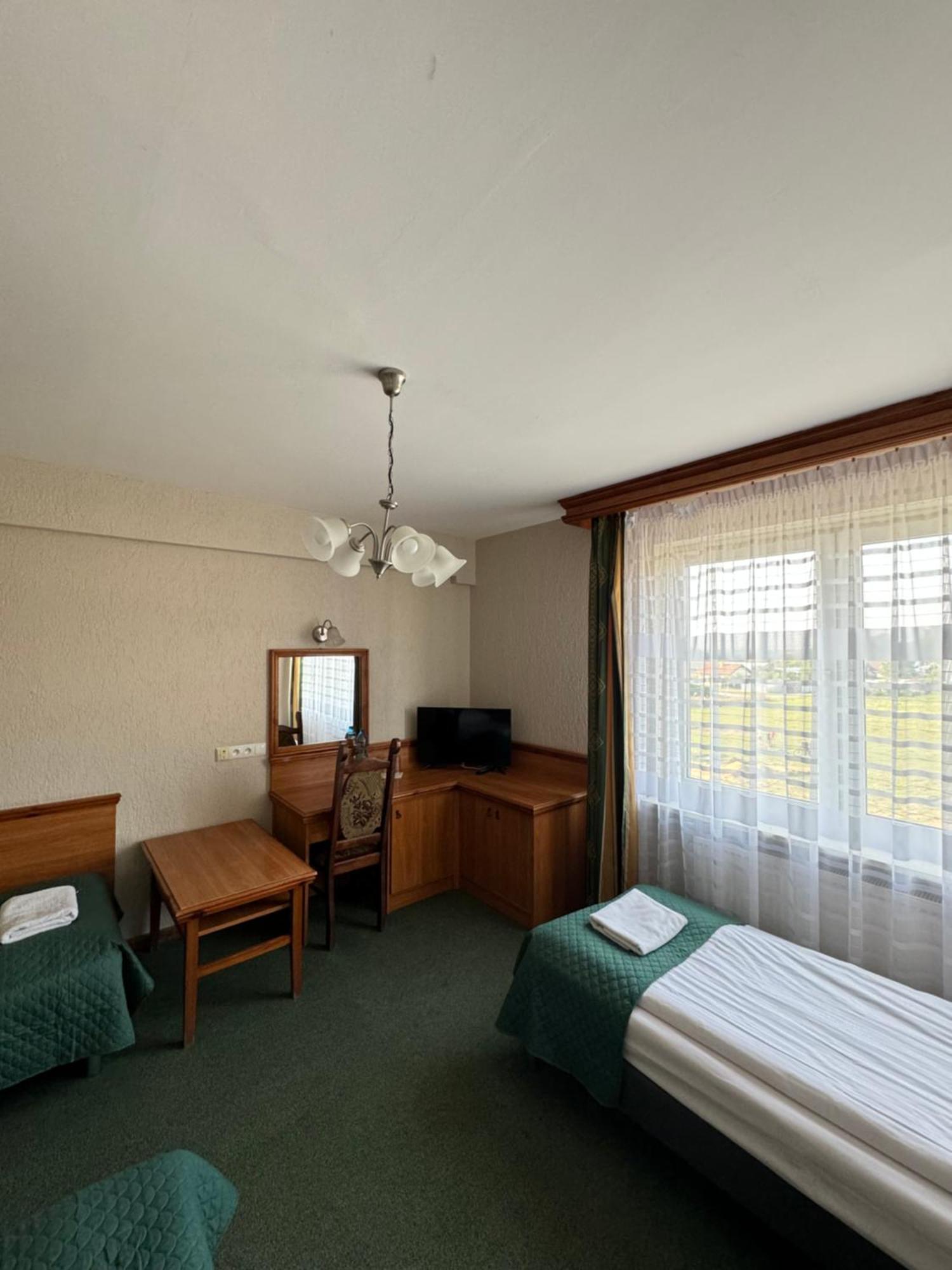 Hotel Victoria Łubowo Exteriör bild