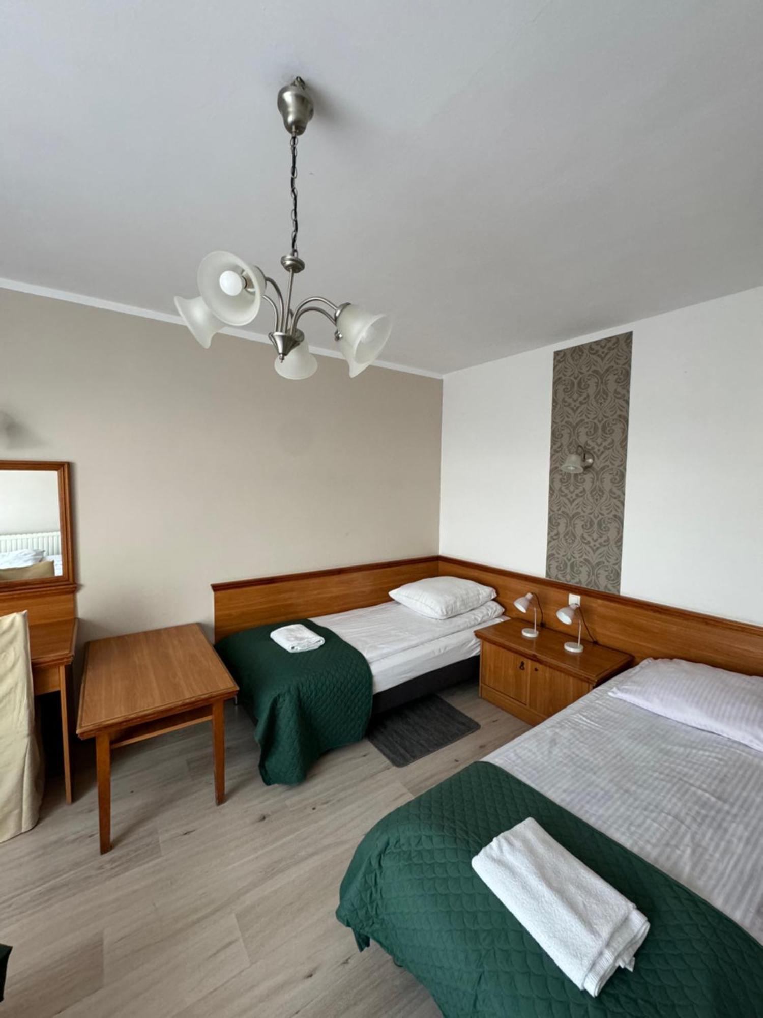 Hotel Victoria Łubowo Exteriör bild