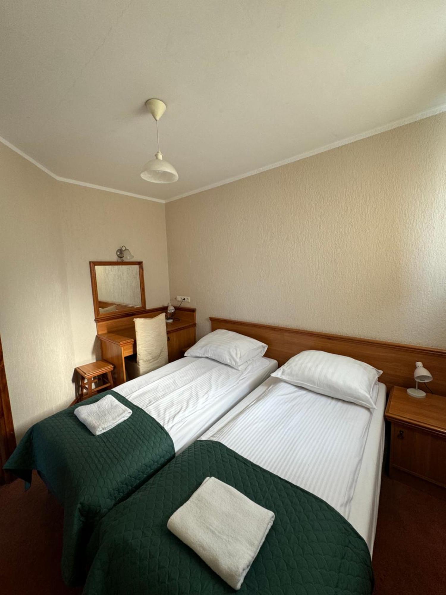 Hotel Victoria Łubowo Exteriör bild